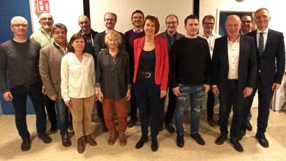 Bild: Thomas Pronath
Die Mitglieder der CSU Kümmersbruck haben neu gewählt (von links): Stefan Schönberger, Alois Schwanzl, Jürgen Mühl, Karola Hirsch, Andre Schillinger, Silvia Manthey, Stefan Paintner, Andreas Reinwald, 1. Vorsitzende Birgit Singer-Grimm, Bernhard Fleischmann, Florian Fischer, Martin Meier, Bürgermeister Roland Strehl, Stefan Roggenhofer und Kreisvorsitzender MdL Harald Schwartz.