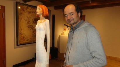 Bild: rn
Michael Pickl mit der Skulptur „Weißes Kleid“.