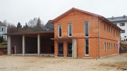 Bild: e
Im Rohbau steht das neue Feuerwehrhaus in Theuern bereits. Nach seiner Fertigstellung wird es einen erweiterten Fahrzeugpark beherbergen. Neu hinzu kommen ein Gerätewagen Logistik GW L 1, dessen Anschaffung der Gemeinderat einstimmig beschließt.
