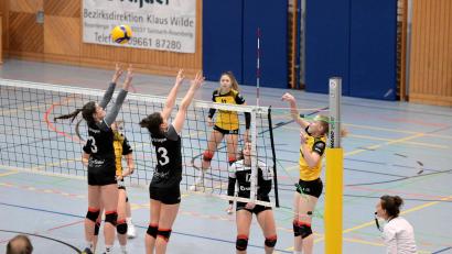 Archivbild: Hubert Ziegler
Die Hahnbacherinnen (von rechts Lisa Kölbel, Marie Heidlinger und Lorena Tilgen) können ihr Heimspiel gegen den Fast-schon-Meister FC Kleinatingen ganz ohne Druck angehen.