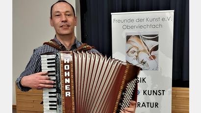 Bild: Georg Lang/exb
Reinhard Lößl, der Stabführer des Kolping-Spielmannszugs, sorgte für die passende Musik zum Bayerischen Abend, der sich an die Jahreshauptversammlung anschloss.