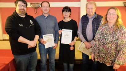 Bild: do
Mit goldenen Vereinsnadeln und Urkunden ehrten Vorsitzende Petra Danzer (rechts) und Pfarrer Johannes Bosco (links) die langjährigen Mitglieder Herbert Reindl, Liane Burger und Gerhard Götzl (von links).