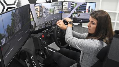 Bild: Petra Hartl
Chiara Seuren, die als Fahrlererin bei der Fahrschule Popel arbeitet, zeigt, wie der Simulator funktioniert.