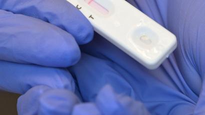 Symbolbild: Soeren Stache/dpa
Eine Person hält während eines Corona-Tests den Plastikstreifen mit dem negativen Testergebnis in der Hand.