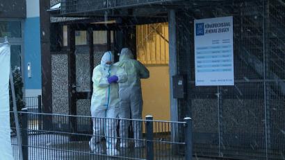 Bild: Steven Hutchings/Tnn/dpa
Ermittler stehen am Morgen vor dem Gebäude der Zeugen Jehovas in Hamburg, in dem mehrere Menschen getötet wurden.