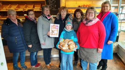 Bild: Evi Rauch/exb
Auf die Neuauflage der Solibrot-Aktion freuen sich (von links) Marianne Trettenbach, Maria Pilhofer Erika Beer, Evi Rauch, Josefine Bittner, Johanna Lang, Eveline Strobel und Kerstin Aufschneider.