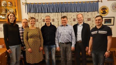 Bild: Maria Schlosser/exb
Die Spitze der Naabtaler Musikanten (von links): Manuela Wild, Heribert Mirwald, Rosmarie Riedl, Roland Krös, Johannes Braun, Bürgermeister Konrad Kiener und Johannes Hägler.