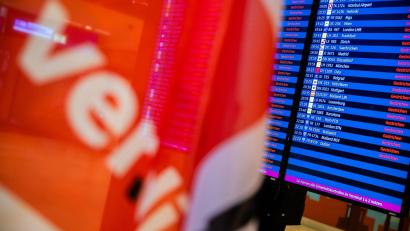 Archivbild: Christoph Soeder/dpa
Verdi-Fahne während eines Warnstreiks am Flughafen Berlin-Brandenburg BER im Januar.