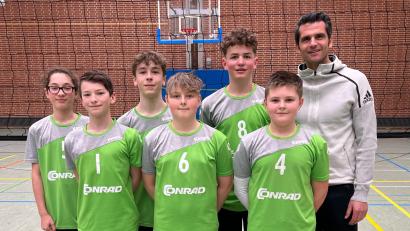 Bild: Robert Drechsel/exb
Das erfolgreiche U15-Team des VC DJK Amberg (hinten von links:) Benno Stiegler, Felix Lustig, Jonas Drechsel, Coach Stefan Hierl. Vorne von links: Simon Martin, Max Roggenhofer, Bruno Pietrzynski.