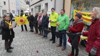 Bild: Kunz
Die Bürgerinitiative gegen atomare Anlagen hielt gemeinsam mit dem Bund Naturschutz und der internationalen Ärzteorganisation IPPNW in Weiden Mahnwache für den weltweiten Ausstieg aus der Atomenergie ab.