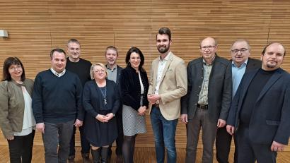 Bild: Fabian Borkner/exb
Der neue CSU-Vorsitzende zusammen mit seiner Vorgängerin: Tim Dirmeier übernimmt den Ortsverband von Martina Englhardt-Kopf. Der Vorstandschaft gratulierte auch Elisabeth Weidner (links) als Vertreterin des CSU-Kreisverbandes Schwandorf.