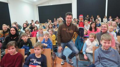 Bild: jzk
Der erfahrene Puppenspieler Marc Rehne legte großen Wert auf den Kontakt mit seinem Publikum.