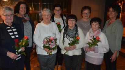 Bild: jr
Langjährige Mitglieder und Vorstandsmitglieder ehrte die Frauenunion Mitterteich. Im Bild (von links) Karola Kamm, FU-Kreisvorsitzende Tina Zeitler, Gisela Schneider, Gerlinde Böhm, Angela Weiß, Rosalie Ginker, Helga Kreuzer und Vorsitzende Alexandra Weiß.