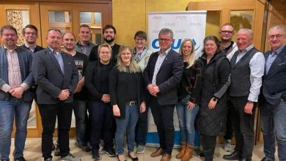Bild: Straller/exb
An der Spitze der neu gewählten Vorstandschaft der CSU Neunburg vorm Wald steht weiter Martin Birner (Zehnter von links).