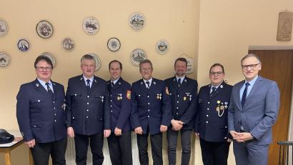 Bild: Markus Scharnagl/exb
Neu gewählt wurden bei der Jahresversammlung der Feuerwehr Querenbach die Ortsvertrauensleute. Im Bild (von links) Vorsitzender Konrad Hart, Hubert Scharnagl, Thomas Helm, Wolfgang Lottes, Matthias Döberl, Kommandant Uwe Friedrich und Bürgermeister Bernd Sommer.