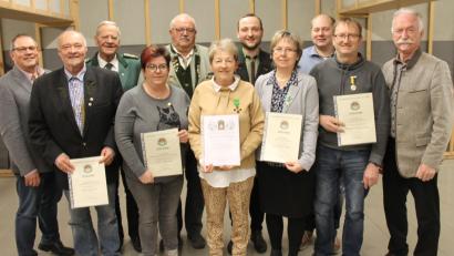 Bild: Sieglinde Dirscherl/exb
Zweiter Bürgermeister Egbert Völkl gratulierte Achim Schallmoser, Manfred Muck, Nicole Schmidt, Reinhold Wild, Sieglinde Dirscherl, Martin Hanauer, Renate Stiegler, Martin Alwang und Manfred Becher (von links) zu ihrer Auszeichnung. Rechts im Bild OSB-Präsident Franz Brunner.