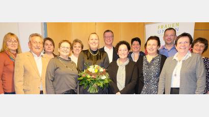 Bild: u
Einen neuen Vorstand wählte der FU-Ortsverband Hirschau (von links): Marianne Lobenhofer, CSU-Ehrenvorsitzender Werner Schulz, Gertrud Kustner, Erika Leitsoni, Rosi Schönberger, Vorsitzende Michaela Meier, Bürgermeister Hermann Falk, Gisela König, Regina Merkl, Gisela Luber, Dritter Bürgermeister Hermann Gebhard, Zweite Bürgermeisterin Bärbel Birner und stellvertretende Vorsitzende Rita Beck.