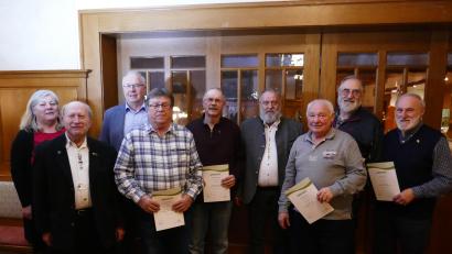 Bild: mof
Die Siedlergemeinschaft Ammerthal ehrt langjährige Mitglieder (von links): Vorsitzende Anita Knorr, Richard Schaller (50 Jahre), Kreisvorsitzender Klaus Bleisteiner, Alfons Graml (50 Jahre), Wolfgang Asam (20 Jahre), Bürgermeister Anton Peter, Alfred Roßmann (40 Jahre), Josef Haller (30 Jahre) und Rudolf Hiltl (40 Jahre).