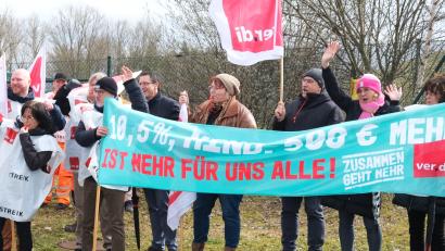 Bild: Hirsch
Für 10,5 Prozent mehr Lohn gehen derzeit die öffentlich Bediensteten auf die Straße. Am Warnstreik vor den Toren des Müllkraftwerkes beteiligten sich 120 Personen.