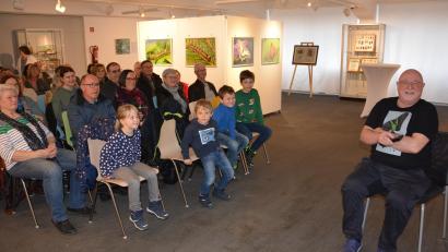 Bild: jr
Manfred Ströhle (rechts) präsentierte am Aktionstag im Museum Mitterteich den Vortrag „Land und Leute im südlichen Äthiopien“. Rund 50 Zuhörer lauschten seinen Ausführungen. Seine Sonderausstellung „Was kreucht und fleucht“ wurde bis einschließlich Sonntag, 19. März, verlängert.