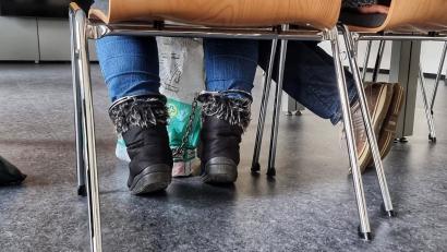 Bild: scm
Die Frau, die im April 2021 zwei ihrer Kinder aus dem Fenster geworfen hatte, war am Dienstag erneut vor Gericht. Die 32-Jährige wird seit zwei Jahren in der Psychiatrie betreut. Während der Verhandlung muss sie Fußfesseln tragen.