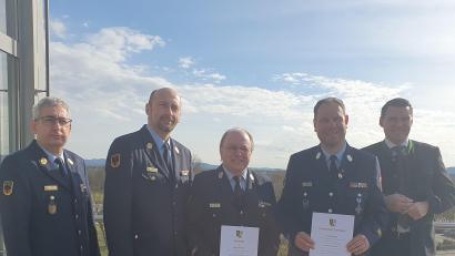 Bild: Schlosser /exb
Kreisbrandmeister Markus Dechant (Mitte) gibt sein Amt auf. Sein Nachfolger ist Kreisbrandmeister Christoph Spörl (Zweiter von rechts).