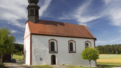 Bild: Stefan Gruber/exb
Das Kirchlein St. Margareta in Frankenhof bei Illschwang ist Simultankirche des Jahres 2023.
