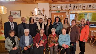 Bild: exb
Neuwahlen und Ehrungen standen in der Jahreshauptversammlung der Frauen-Union Tirschenreuth im Mittelpunkt. Im Bild: (stehend, von links) Bürgermeister Franz Stahl, Stellvertretender Landrat Alfred Scheidler, Doris Schön, Sabine Scheidler, FU-Vorsitzende Claudia Kost, Kreisvorsitzende Tina Zeitler, Nicole Punzmann, Cornelia Stahl, Ulrike Meier sowie (sitzend, von links) Rosa Schmid, Christl Legat, Helga Zintl, Elfriede Ockl und Rosemarie Richtmann.