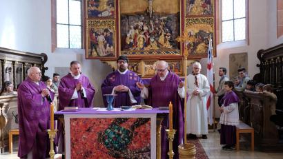 Bild: do
Die früheren Stadtpfarrer und Kuraten Monsignore Andreas Uschold, Peter Brolich und Andreas Hanauer feierten gemeinsam mit Stadtpfarrer Johannes Bosco und zahlreichen Gläubigen den Festgottesdienst aus Anlass des 50-jährigen Gründungsjubiläums der Gemeinschaft Sankt Georg