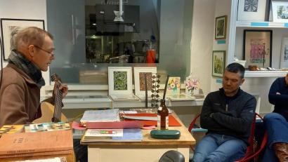 Bild: Irene Fritz/exb
Jörg Seifert aus Annaberg-Buchholz liest und musiziert im Kunstkaufhaus des Oberpfälzer Kunstvereins.