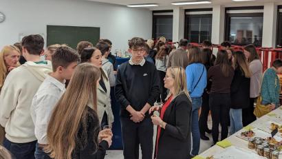 Bild: Nadine Kilgert-Bartonek/exb
Beim Projekt „Job Shadowing“ am Nabburger Gymnasium können Schüler in verschiedenen Berufe reinschnuppern.