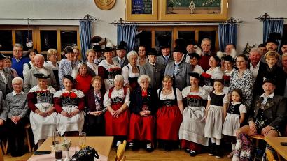 Bild: R. Kreuzer
Zahlreich waren die Mitglieder zum Ehrenabend gekommen. Alle fünf Jahre ehrt der Trachtenverein Almrausch langjährige Mitglieder.
