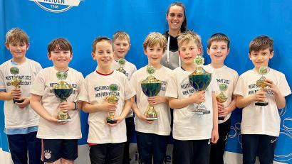 Bild: lst/exb
Nur strahlende Sieger: Bei der Midcourt-Konkurrenz der U10 männlich freuen sich die Akteure über ihre Trophäen.