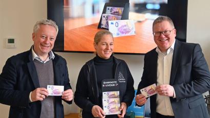 Bild: Susanne Schwab, Stadt Amberg/exb
Stolz präsentieren Fabian Kern, Heike Kober und Oberbürgermeister Michael Cerny (von links) den neuen 0-Euro-Schein, ein beliebtes Sammlerstück, das bereits für mehr als 1000 Touristenziele weltweit erhältlich ist.
