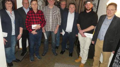 Die Vorsitzenden Harald Drobig (rechts) und Christine Held (von links), Ehrenvorsitzender Klaus Lehl und Udo Müller gratulieren Peter Drobig, Harald Gmeiner, Josef Held und Thomas Held zu ihren Erfolgen.