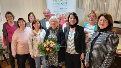 Bild: exb
Die Frauen-Union Kümmersbruck wählt einen neuen Vorstand (vorn, von links): Ingrid Blödt, Karola Hirsch, Vorsitzende Renate Amrhein, Claudia Kammerl und Gabriele Strehl; hinten (von links): Ruth Moser Irene Wetter, Bürgermeister Roland Strehl, Petra Meyer, Elfriede Meiler und Gertrud Haas.