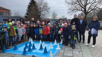 Bild: Mösbauer/exb
Übergabe der Spiele an die Schüler mit Christine Schneider, Wolfgang Biegerl und Andreas Sorgenfrei (von links)