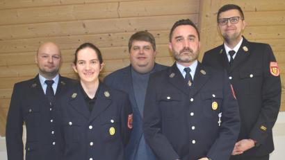Bei der Feuerwehr Augsberg gab es Neuwahlen (von links): Vorsitzender Michael Riedel, Kassier Romy Dehling, Bürgermeister Dieter Dehling, stellvertretender Kommandant Markus Niebler und Kreisbrandmeister Thorsten Jobst.