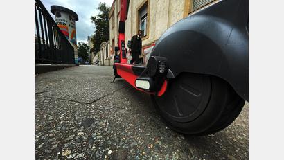 Symbolbild: Paul Zinken/dpa
E-Scooter müssen versichert sein. Eine 39-Jährige in Weiden ist nun ohne gültige Versicherung erwischt worden. Gegen sie wird ermittelt.