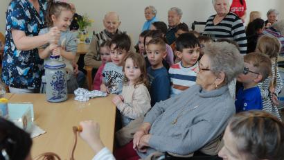 Bild: Wolfgang Steinbacher
Die Kinder zusammen mit den Senioren beim Ausbuttern.
