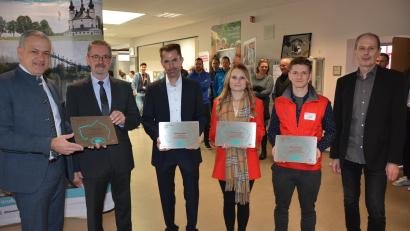 Bild: jr
Die ersten Schilder als Partner der Bildungsregion Landkreis Tirschenreuth wurden an drei Firmen und die Realschule im Stiftland verliehen. Im Bild (von links) Landrat Roland Grillmeier, Realschulrektor Stephan Drexler, Carsten Heine (Schott AG), Laura Kittner (Firma Schmelzer), Jonas Baumgärtner (Firma Kassecker) und Bildungsmanager Hilmar Fütterer.