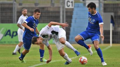 Bild: Büttner, Gerhard
Neuzugang Martin Ruda (links) feierte einen tollen Einstand im Weidener Trikot: Der Mittelfeldspieler traf beim 3:1-Sieg gegen den SC Eltersdorf zur 1:0-Führung. In dieser Szene bearbeitet Ruda zusammen mit Paul Weidhas (rechts) einen Eltersdorfer Spieler.
