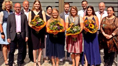 Bild: R. Kreuzer
Die vier besten Krankenpflegehilfeschülerinnen bekamen Blumen zum Zeugnis. Von links vorne: Personalchef Bernd Weisensee, Teresa Seidl, Julia Weig, Kathrin Lobensteiner und Jasmin Zitzmann, daneben Schulleiterin Jutta Hammer. Hintere Reihe alle Lehrkräfte.