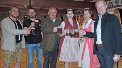 Bild: wee
Nach dem gelungenen Anstich des „Wernbock’s“ stießen (von links) Felix Weinfurtner, Thomas Käsbauer, Dieter Rosenberg, die „Miss Weißwurst“ Lena Nagler, Bierkönigin Sarah Jäger und Bürgermeister Konrad Kiener mit den neuen Starkbier auf die Josefifeier an.