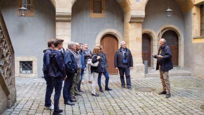 Bild: Manfred Wilhelm, Büro Wilhelm/exb
Ein Beispiel für Stadtführungen ist die Rathausführung mit Stadtführer Hans-Georg Schrüfer (rechts).