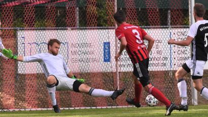 Bild: Büttner
Das war das Tor zum 2:0 für den SC Luhe-Wildenau durch Benjamin Urban (Mitte). Chambtals Torwart Andreas Serve (links) und Philipp Serve waren chancenlos.