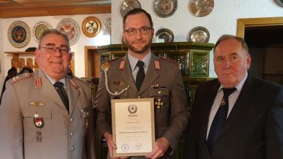 Bild: nbu
Mit dem Reservistenverdienstkreuz in Bronze samt Urkunde wird der Dritte Vorsitzende Dominik Falk (Mitte) für seine langjährige Reservedienstleitung bei der Bundeswehr im Gebirgspanzerbataillon 8 vom Vorsitzenden Norbert Bücherl (links) und dem BSB-Bezirksvorsitzenden Horst Embacher (rechts) ausgezeichnet.