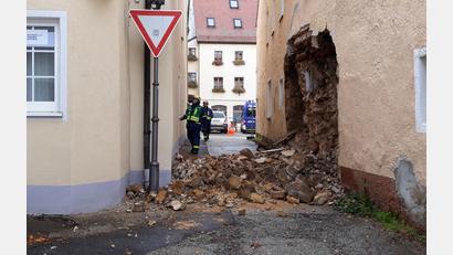 Bild: ll
Am Dienstagmorgen ist in Auerbach eine Hausmauer eingestürzt. Die acht Bewohner des Hauses daneben (auf dem Bild links) wurden daraufhin von der Polizei gebeten, das Gebäude zu verlassen.