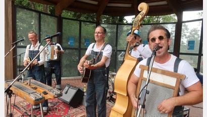 Bild: Kunz
"Man of Constant Sorrow" im Stil der "Soggy Bottom Boys" aus dem Filmklassiker mit George Clooney: Das und mehr bieten die "Sunny Bottom Boys" in Weiden.
