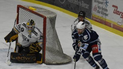 Archivbild: Gebert
Der Terminplan der Eishockey-Oberliga Süd steht: Die Blue Devils Weiden (im Bild Chad Bassen/blaues Trikot) bestreiten in der Hauptrunde 48 Spiele.